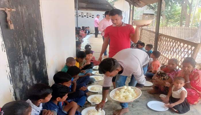 চা-বাগানের খুদে শিক্ষার্থীদের দেয়া হলো পুষ্টিকর খাবার