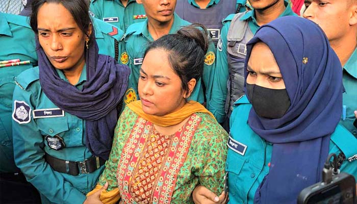 ইডেন ছাত্রলীগ নেত্রী বৈশাখীকে আটকে পুলিশে দিল ছাত্রীরা