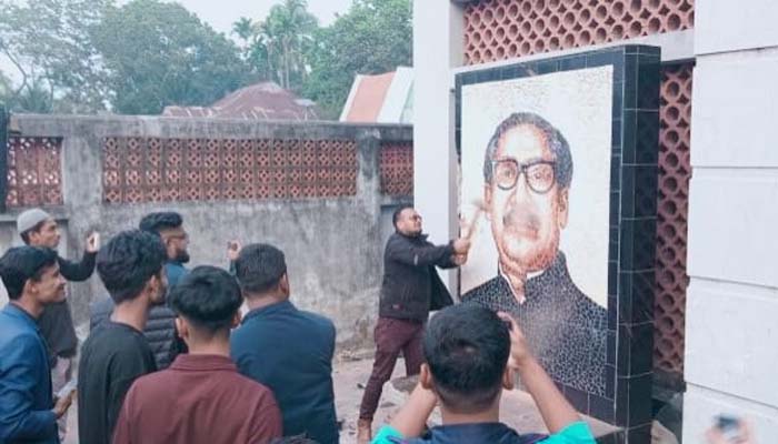 কুলাউড়ায় বিক্ষুদ্ধ ছাত্র-জনতা ভাঙ্গলো শেখ মুজিবের ম্যুরাল