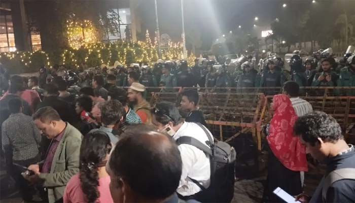 যমুনা অভিমুখে আন্দোলনে আহতরা, বাধা পেয়ে রাস্তা অবরোধ