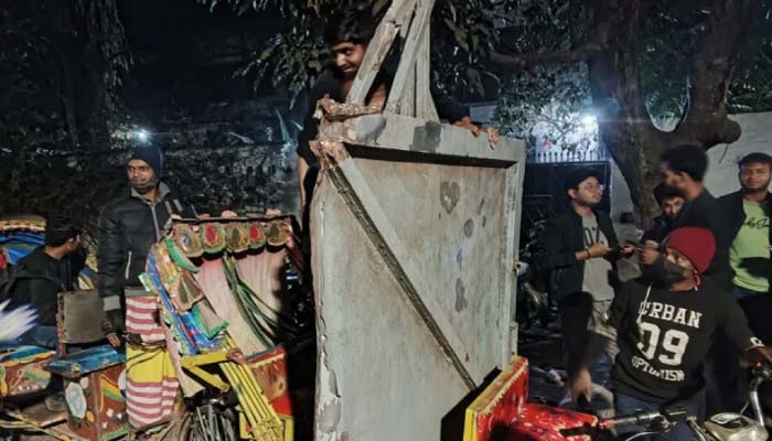 ৩২ নম্বরের বাড়ির দরজা-ইট খুলে নিয়ে গেল ছাত্র-জনতা