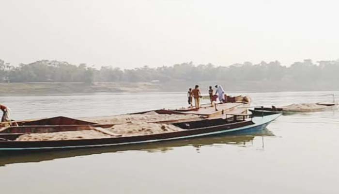 সুনামগঞ্জে নদী থেকে বালু বোঝাই নৌকাসহ ৩ জন আটক