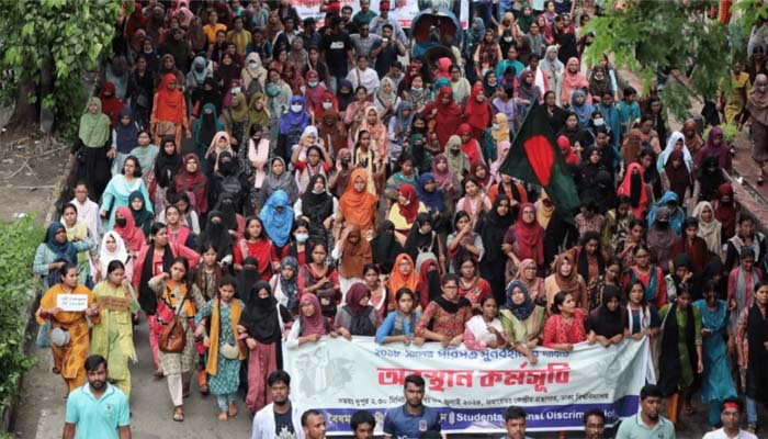 আন্দোলনকারী নারীদের ওপর যৌন নিপীড়নও চালিয়েছে আ.লীগ