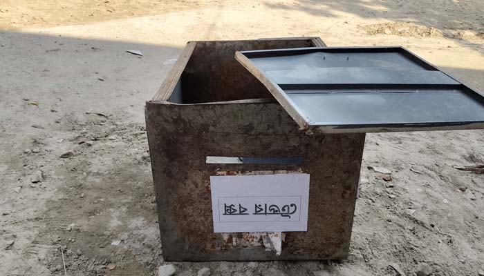 ‘নারায়ে তাকবির’ স্লোগান দিয়ে টেন্ডার বাক্স লুট