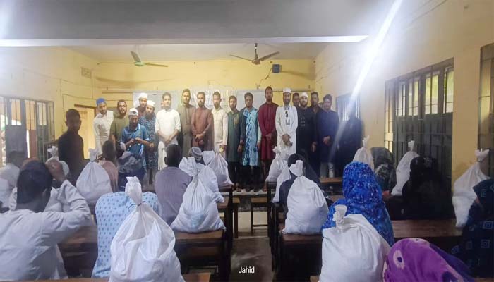 কুলাউড়ায় বন্ধু সামাজিক সংগঠনের উদ্যোগে খাদ্য সামগ্রী বিতরণ