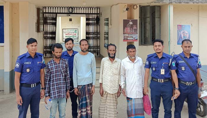 জামালগঞ্জে যৌথ বাহিনীর অভিযানে ৩ কেজি গাজাসহ আটক ৪