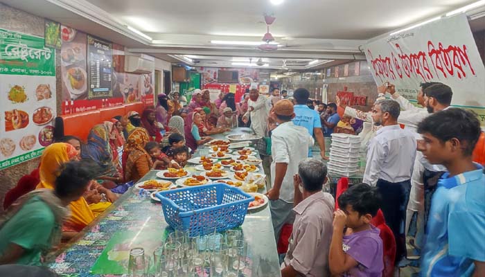 ‘পিএসএডব্লিউএ’র উদ্যোগে ইফতার ও দুস্থদের অর্থ উপহার