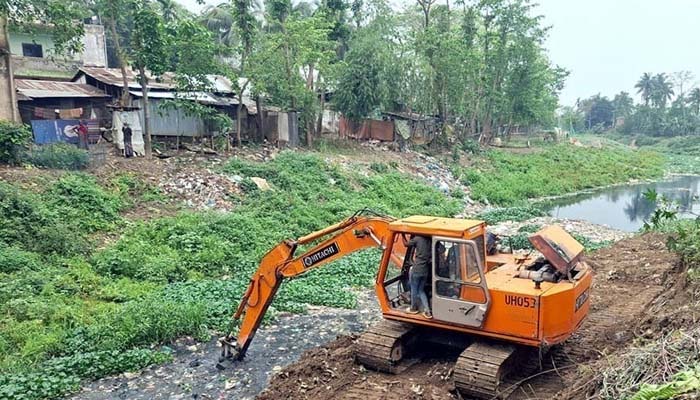 বিশ্বনাথে বাসিয়া নদীর বর্জ্য অপসারণ শুরু