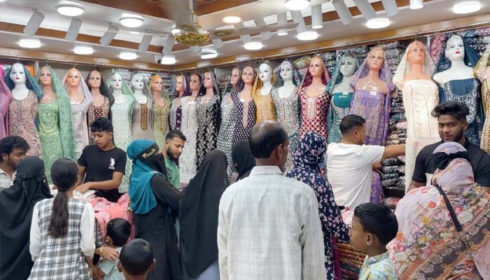 কুলাউড়ায় শেষ মুহূর্তে জমে উঠেছে ঈদ বাজার