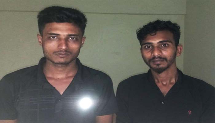 ৭৪ লাখ টাকার ভারতীয় কাপড় ও কসমেটিকসসহ দুই চোরাকারবারি আটক