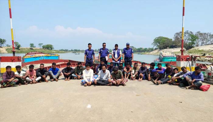 সুরমা নদী থেকে অবৈধ বালু উত্তোলন, আটক ২১