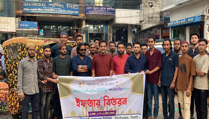 স্পর্শ সোস্যাল মিডিয়ার উদ্দ্যেগে পথচারীদের মাঝে ইফতার বিতরণ ও ইফতার মাহফিল অনুষ্ঠিত
