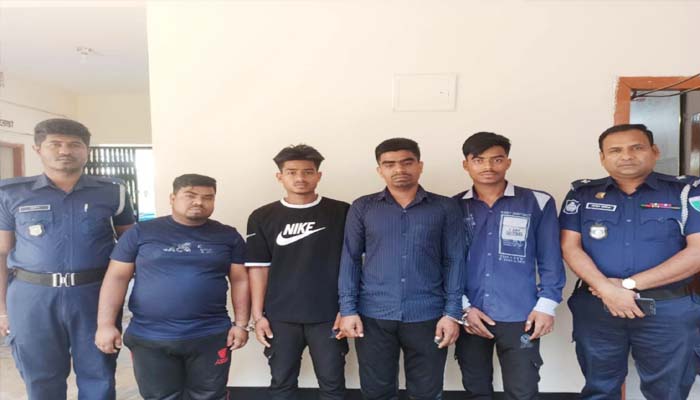 কুলাউড়ায় পুলিশের উপর হামলা ও আসামী ছিনিয়ে নেয়ার অভিযোগ, আটক ৪