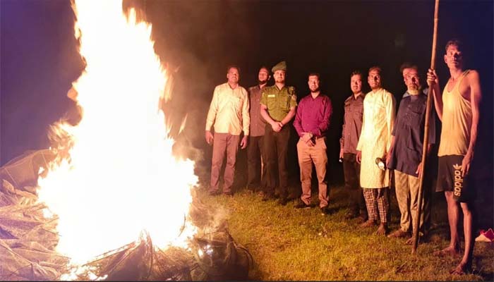 টাংগুয়ার হাওরে অভিযান, ৬ লক্ষাধিক টাকার জালে আগুন
