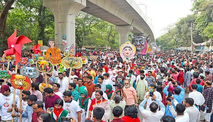 উৎসবের আমেজে নতুন বছর বরণ