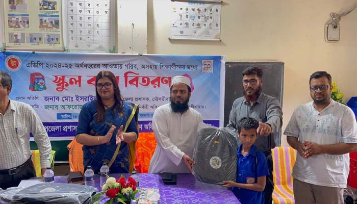 রাজনগরে গরীব ও মেধাবী শিক্ষার্থীদের মধ্যে ১৫০০ ব্যাগ বিতরণ