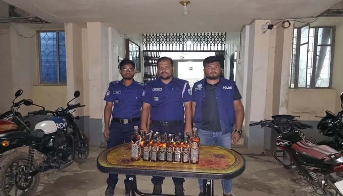 জামালগঞ্জে পুলিশের অভিযান ২৩ বোতল ভারতীয় মদ উদ্ধার