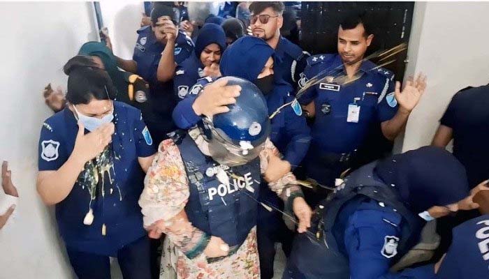 আদালত প্রাঙ্গণে মমতাজের ওপর ডিম–জুতা নিক্ষেপ, ৬ দিনের রিমান্ড