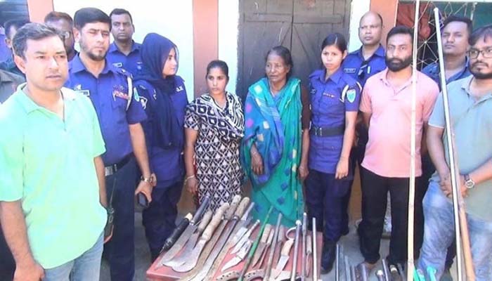 মৌলভীবাজারে পীর আজাদের আস্তানায় থেকে অস্ত্রসহ দুই নারী আটক