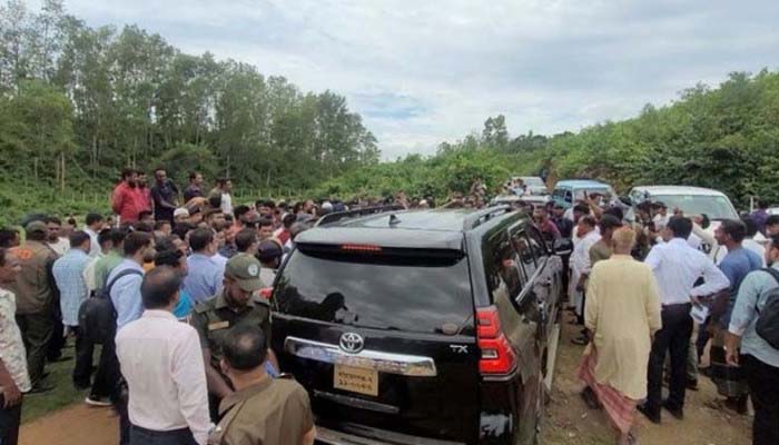 উপদেষ্টা রিজওয়ানার গাড়িবহরে হামলা