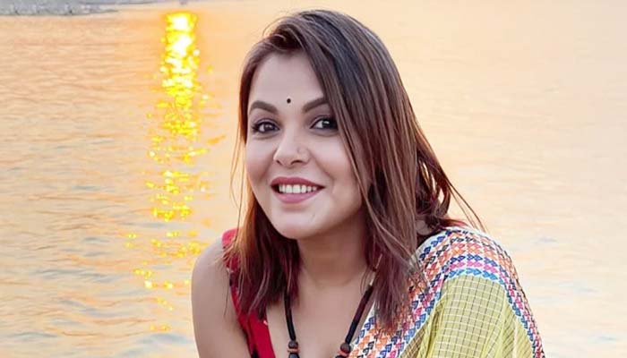 সৎমায়ের মামলায় দেশত্যাগে নিষেধাজ্ঞা পেলেন শাওন