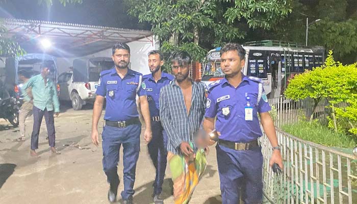 চলন্ত বাসে গার্মেন্টস কর্মী কলেজ ছাত্রীকে পালাক্রমে ধর্ষণ, আটক ১