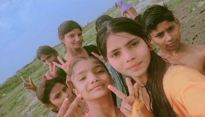 রিল বানাতে গিয়ে যমুনায় তলিয়ে গেল ৬ কিশোরী