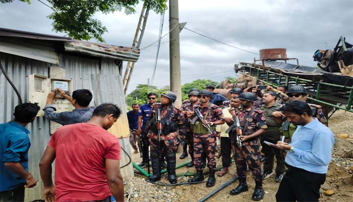 এবার জাফলংয়ে ৬৭ ক্রাশার মিলের বিদ্যুৎ বিচ্ছিন্ন করল টাস্কফোর্স