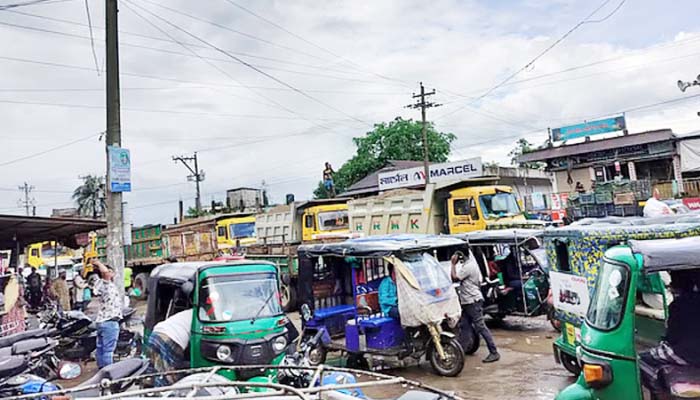 অটোরিকশা ও ট্রাকচালকদের মধ্যে মারামারি, সড়ক অবরোধ