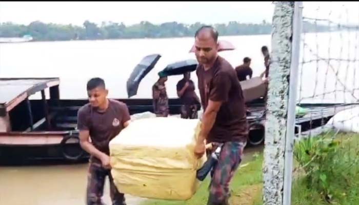 সুনামগঞ্জে নৌপথে টাস্কফোর্সের অভিযানে ভারতীয় শাড়িসহ পণ্য জব্দ