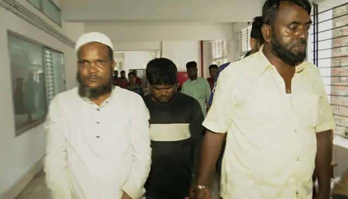 দুই উপদেষ্টার গাড়ি আটকে রেখে বিক্ষোভের ঘটনায় গ্রেপ্তার ৩