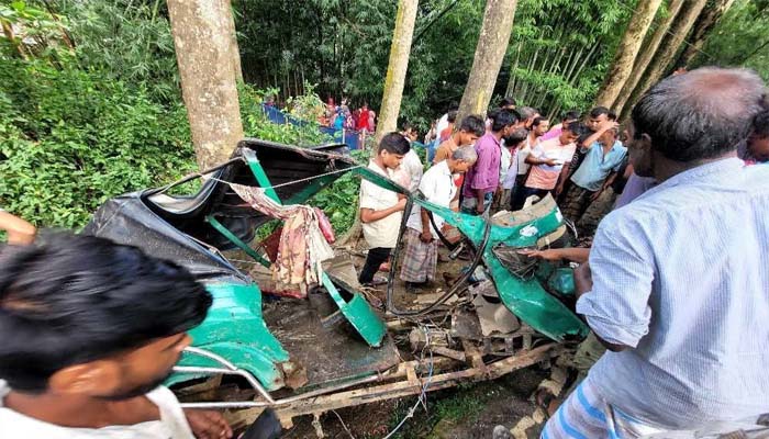 জকিগঞ্জে সড়ক দুর্ঘটনায় নিহত ১, আহত ১২