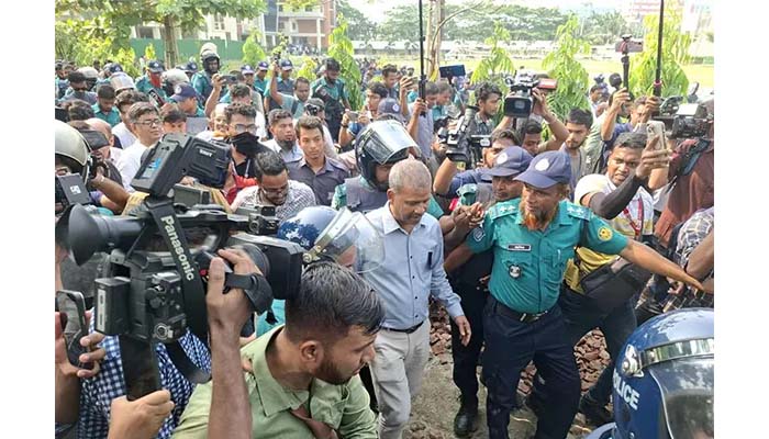 পেছনের গেট দিয়ে মাইলস্টোন ক্যাম্পাস ছাড়লেন ২ উপদেষ্টা ও প্রেস সচিব