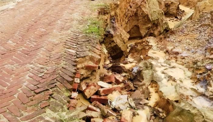 কুলাউড়ায় পাহাড়ী ঢলে টিলার মাটি ধ্বসে সড়ক ভেঙে বেহাল অবস্থা