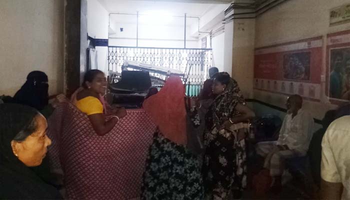 অপেক্ষা করতে করতে হাসপাতালের বারান্দায় ২ নারীর সন্তান প্রসব, নবজাতকের মৃত্যু