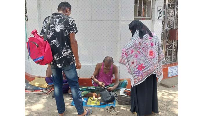 মানুষের পায়ের জুতা আর ছিড়ে না, ছিরলেও পড়ে না