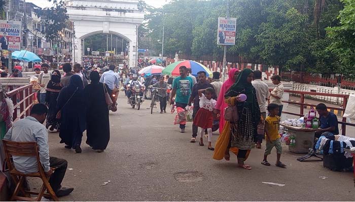 কিনব্রিজ নয়, যেন ‘কিন বাজার’, হকারদের দখলে কিনব্রিজ, পথচারীদের দুর্ভোগ
