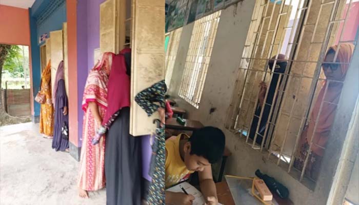 জানালা দিয়ে পরীক্ষার প্রশ্নের উত্তর বলে দেন শিক্ষক ও অভিভাবকরা
