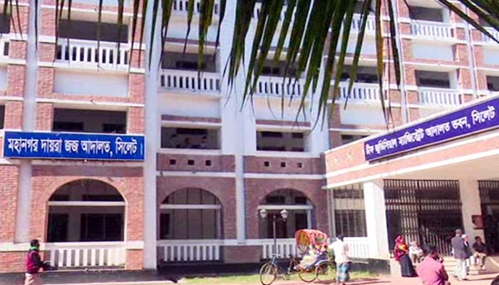যৌতুক মামলায় স্বামীর খালাস, আদালত চত্বরে স্ত্রীর হামলা