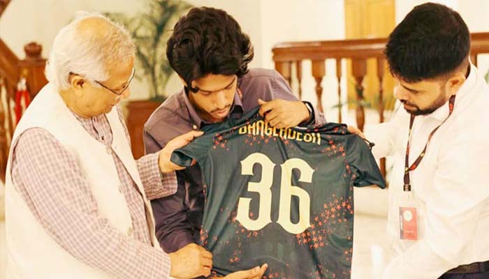 প্রধান উপদেষ্টাকে উপহার দিলেন মেঘ