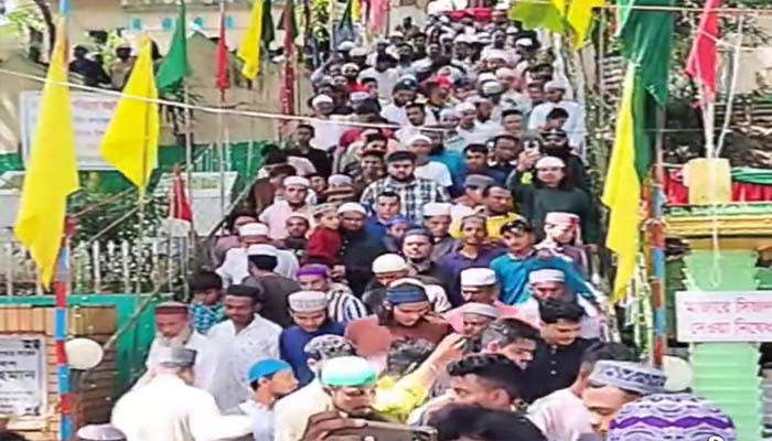 আখেরি মোনাজাত-শিরণী বিতরণের মধ্যদিয়ে শাহপরাণ (রহ.) ওরস সম্পন্ন