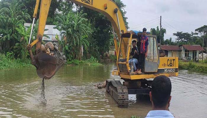 সিলেটে পুকুর থেকে উদ্ধার দেড় লাখ ঘনফুট সাদাপাথর