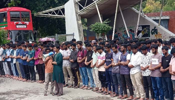 তিন দফা দাবিতে শাবিপ্রবি শিক্ষার্থীদের বিক্ষোভ, সরকারের ‘গায়েবানা জানাযা’