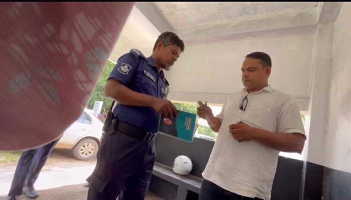 ঘুষ লেনদেনের ভিডিও ভাইরাল: বিয়ানীবাজারের দুই ট্রাফিক পুলিশ ক্লোজড