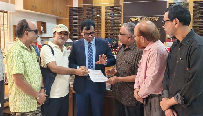 আলী আমজদের ঘড়িঘরের সীমানায় নির্মিতব্য স্থাপনা অপসারণের দাবিতে স্মারকলিপি