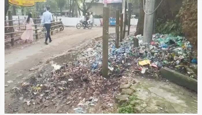 বিয়ানীবাজারে বিদ্যালয়ের গেটের পাশে ময়লার ভাগাড়, স্বাস্থ্যঝুঁকিতে শিক্ষার্থীরা