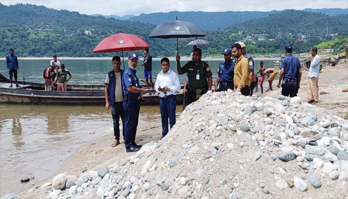 জাফলংয়ে লুট হওয়া ২ হাজার ঘনফুট পাথর উদ্ধার, ফেলা হলো নদীতে