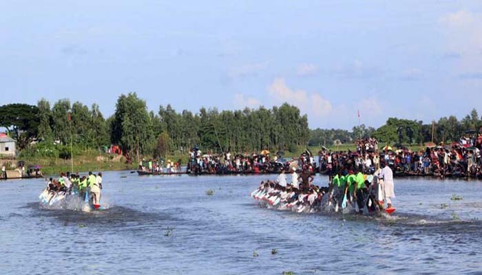 হবিগঞ্জের বানিয়াচং হাওরে ঐতিহ্যবাহী নৌকাবাইচ অনুষ্ঠিত