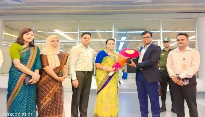 সিলেটের নতুন ডিসিকে বিমানবন্দরে স্বাগত জানালেন প্রশাসনের কর্মকর্তারা