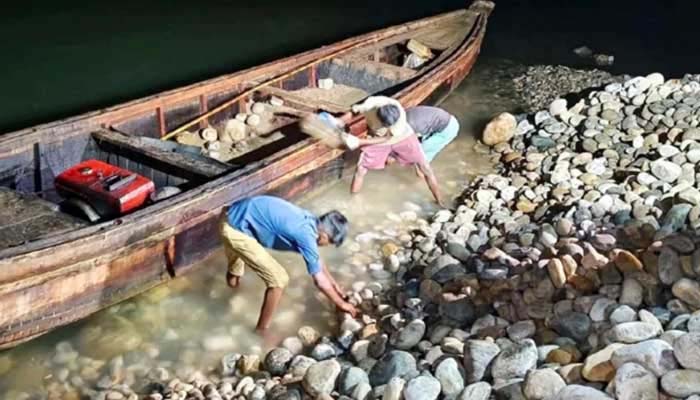 ১২ ঘন্টায় ৯০ ট্রাক পাথর গেলো সাদাপাথরে, আরও ৬০ হাজার ঘনফুট জব্দ